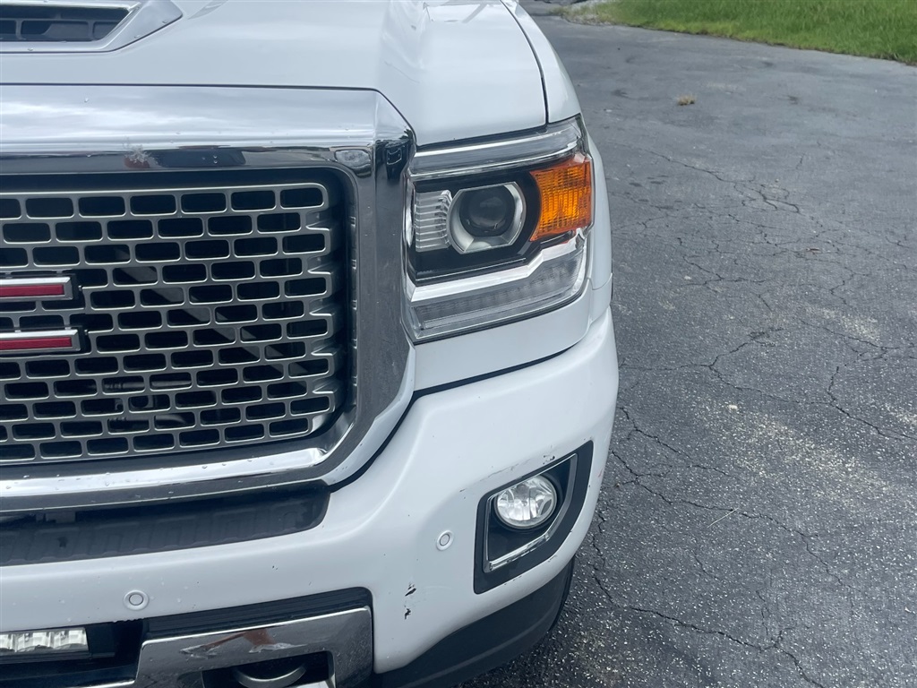 GMCSierra 2500HD Denali Crew Cab 4WD12