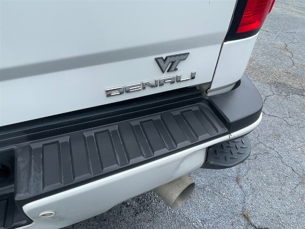 GMCSierra 2500HD Denali Crew Cab 4WD18