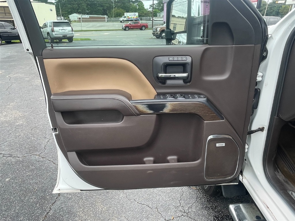 GMCSierra 2500HD Denali Crew Cab 4WD24