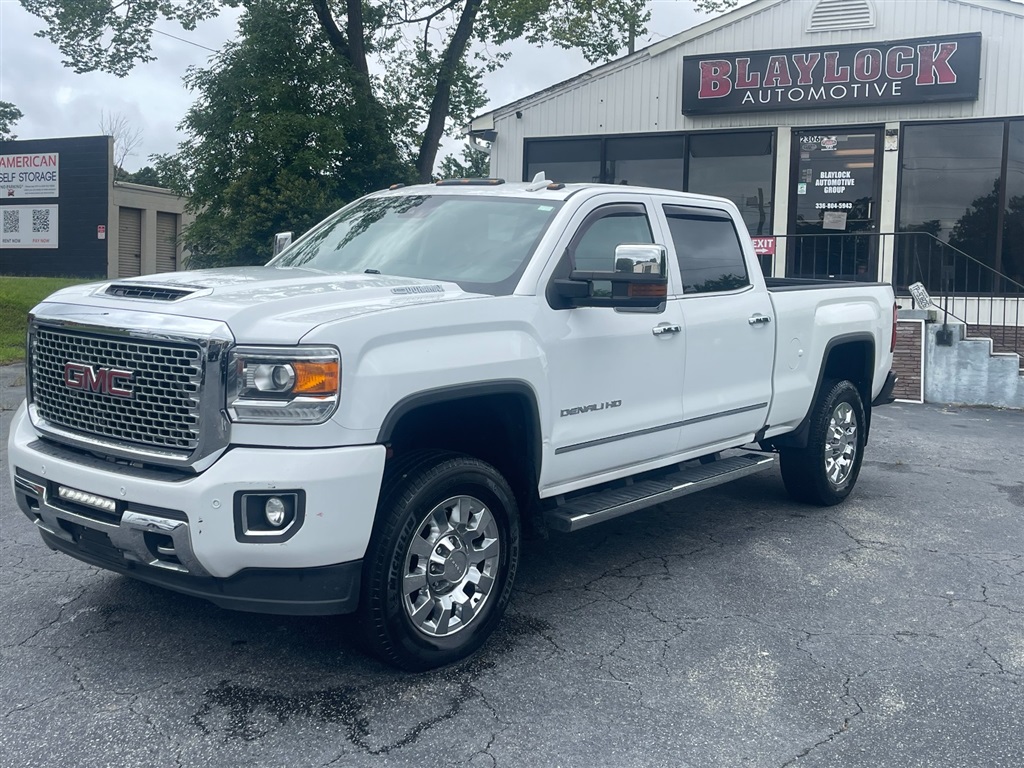 GMCSierra 2500HD Denali Crew Cab 4WD3