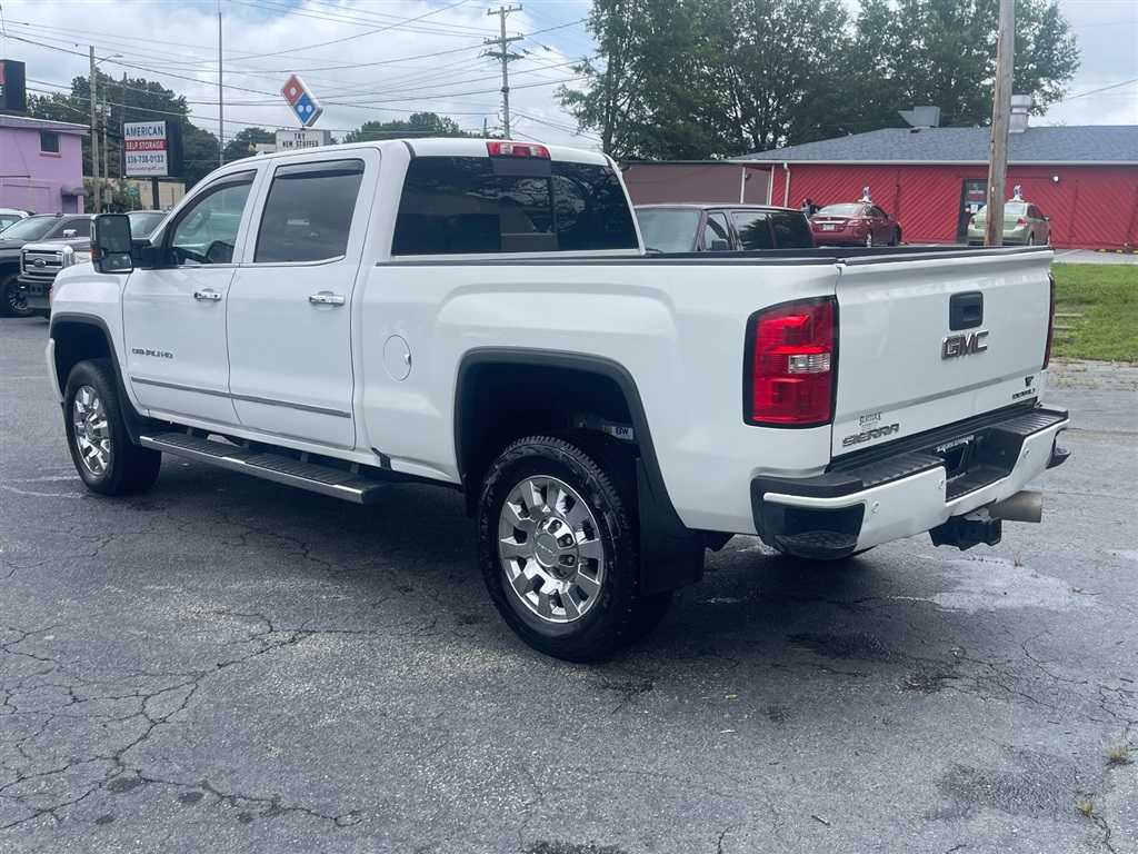 GMCSierra 2500HD Denali Crew Cab 4WD5