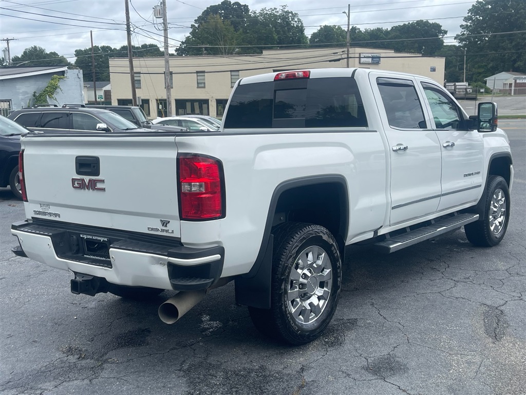 GMCSierra 2500HD Denali Crew Cab 4WD7