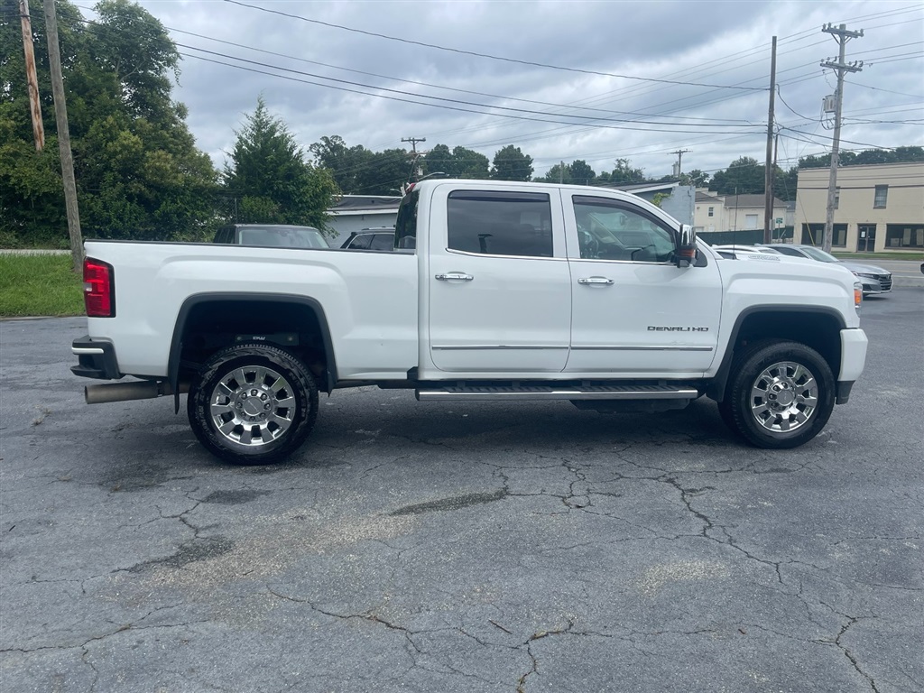 GMCSierra 2500HD Denali Crew Cab 4WD8