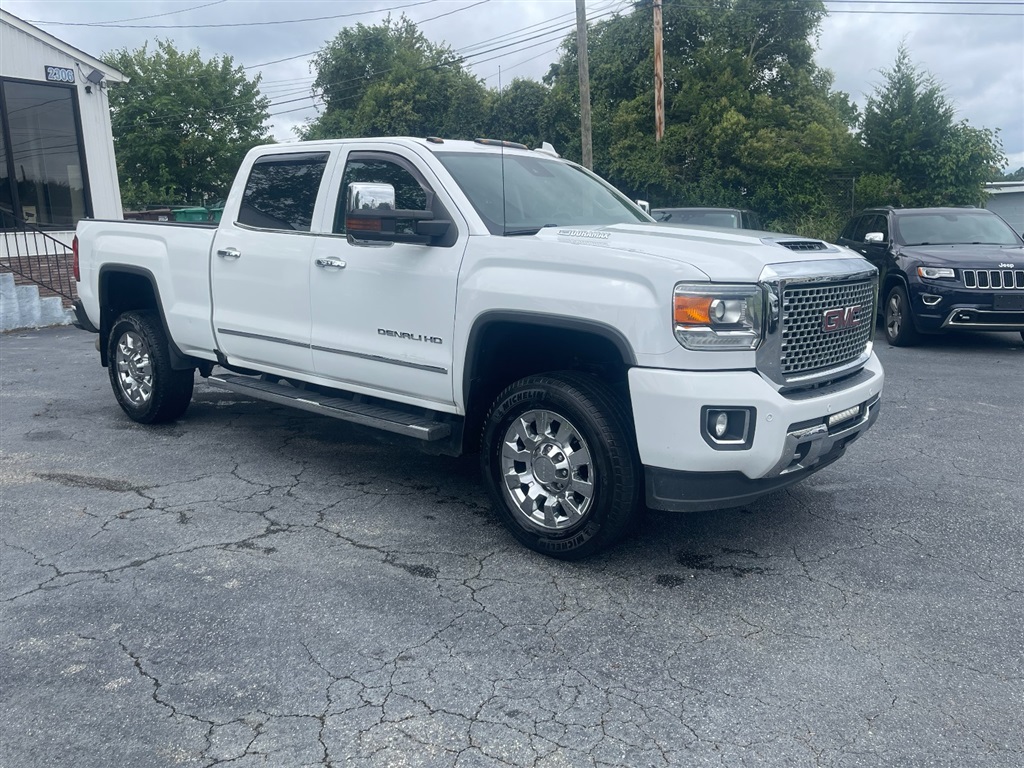 GMCSierra 2500HD Denali Crew Cab 4WD9