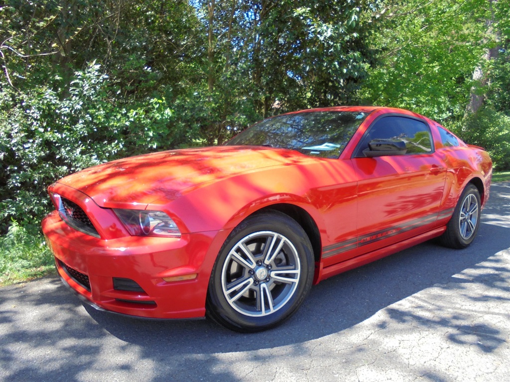The 2013 Ford Mustang V6 photos