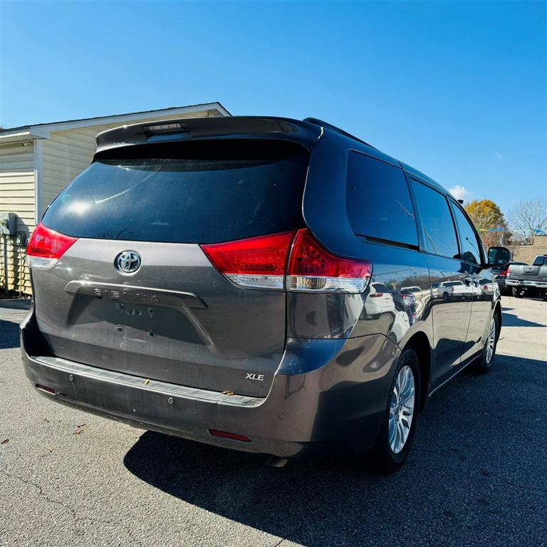 2011 Toyota Sienna XLE 8-Passenger photo