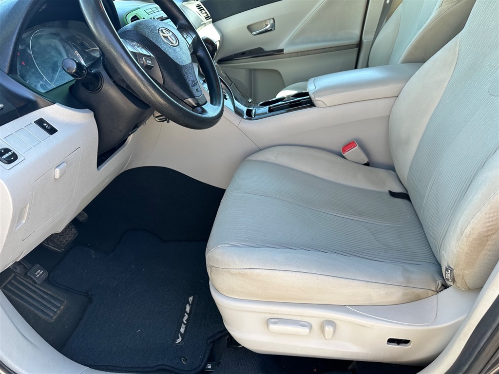 2012 Toyota Venza LE photo