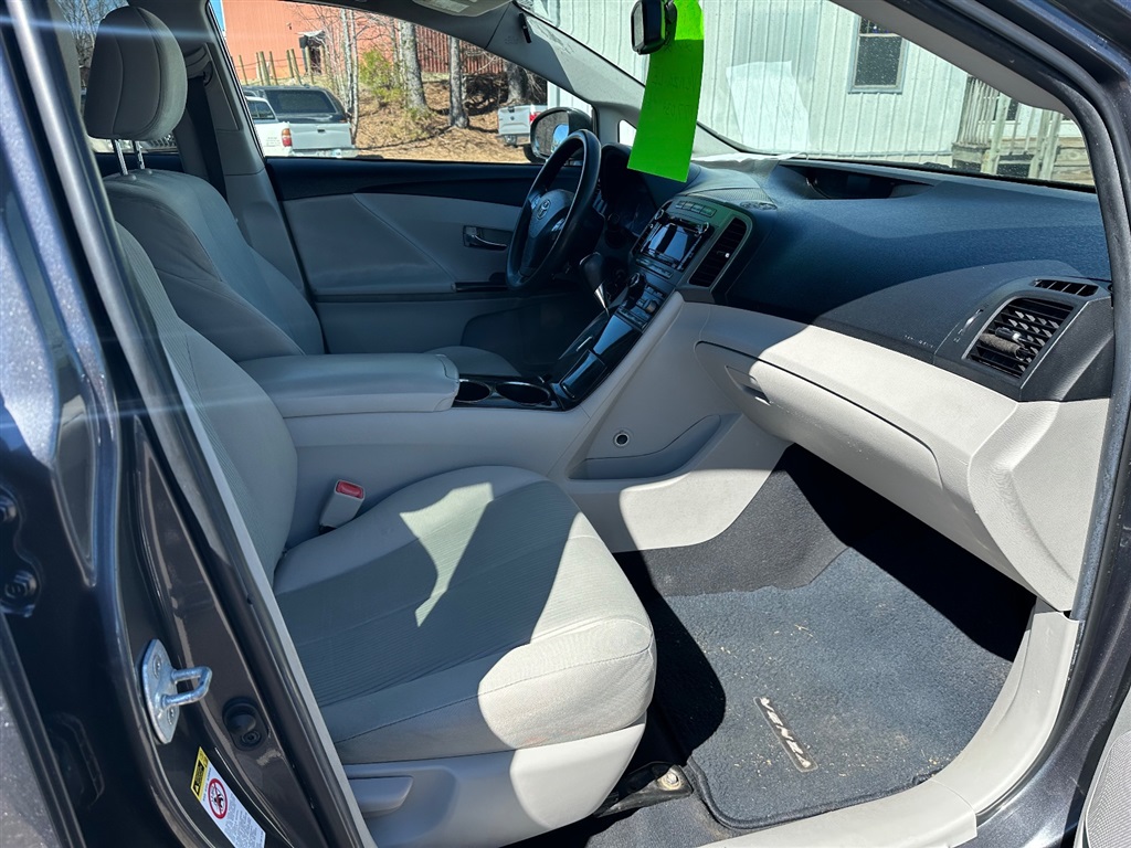 2012 Toyota Venza LE photo