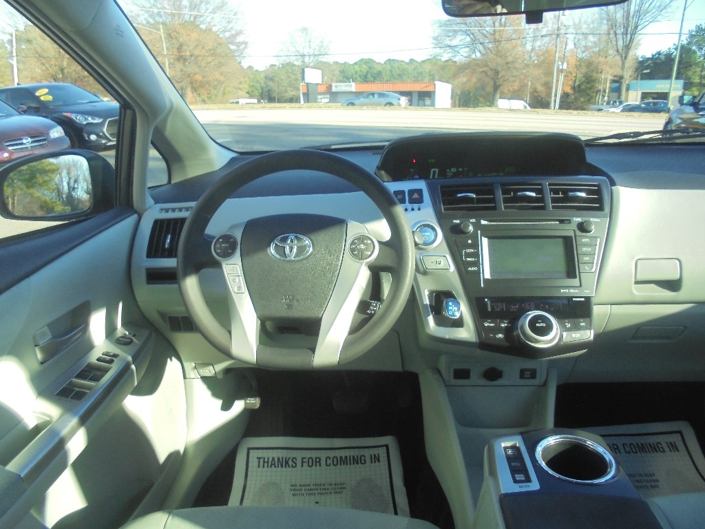 2012 Toyota Prius v Two photo