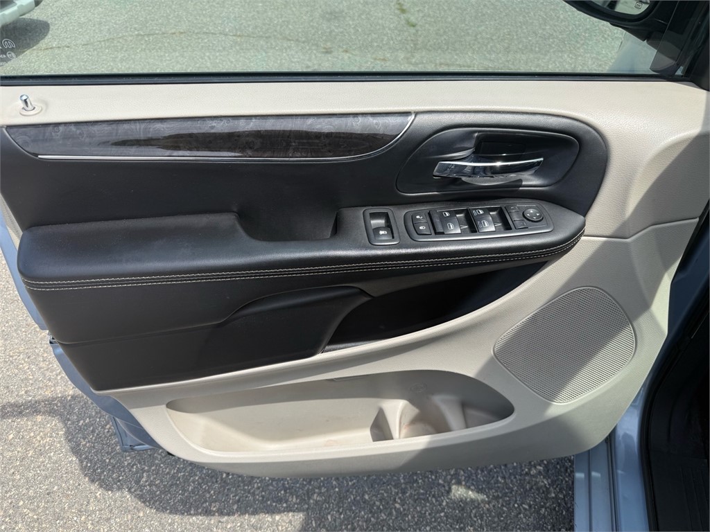 ChryslerTown and Country Touring-L10