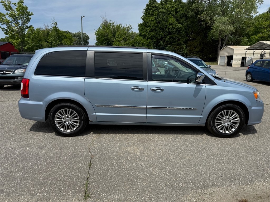 ChryslerTown and Country Touring-L7