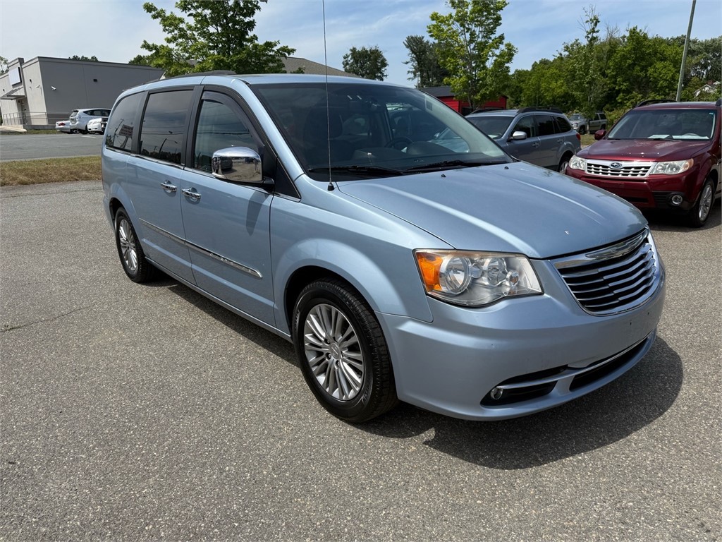ChryslerTown and Country Touring-L8