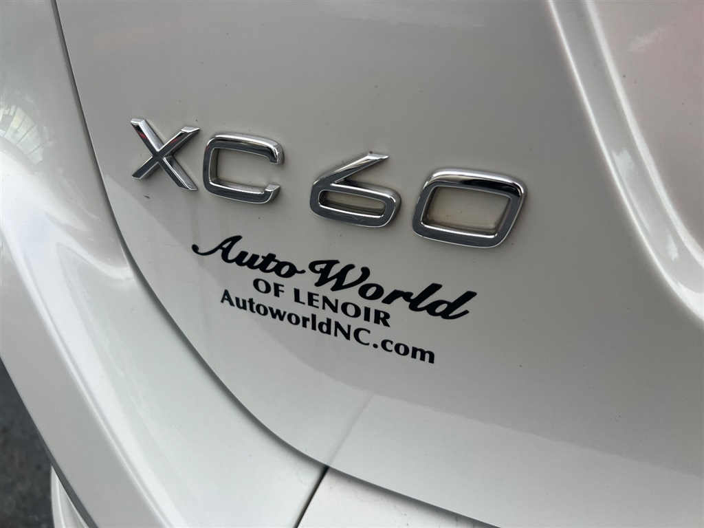2015 Volvo XC60 T6 Platinum photo
