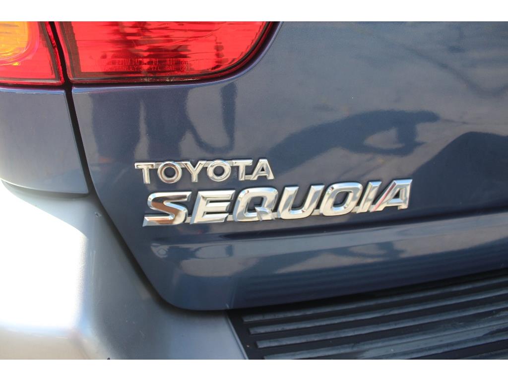 2004 Toyota Sequoia SR5 photo