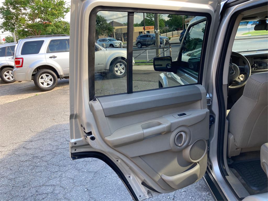 2006 Jeep Commander photo