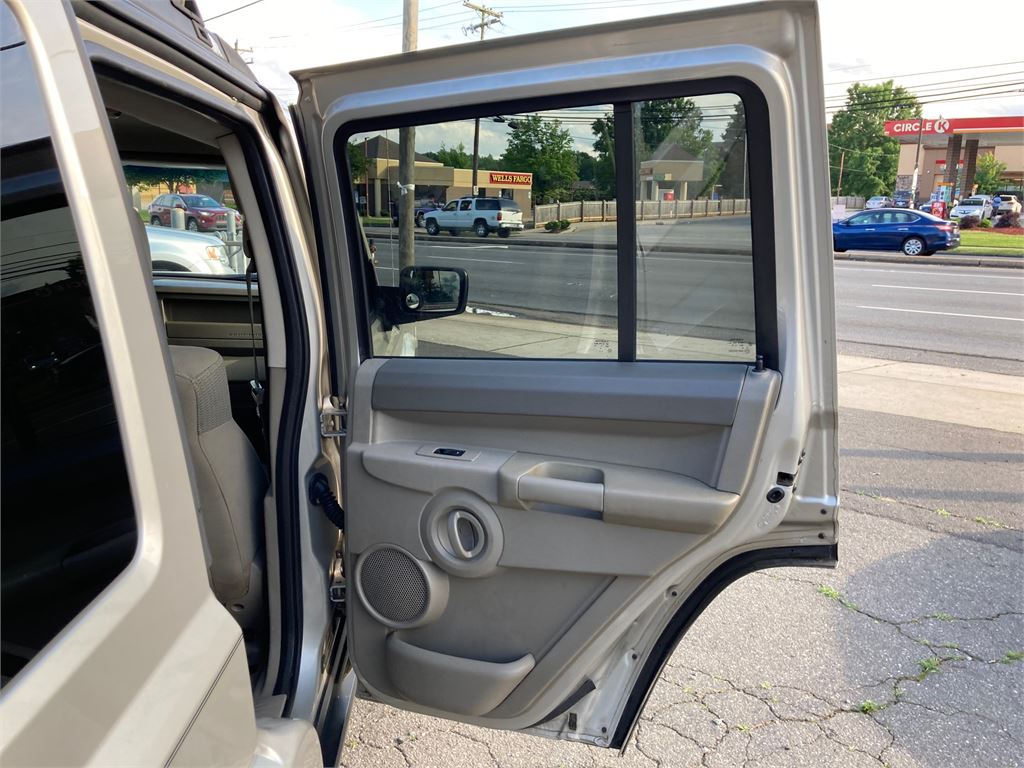 2006 Jeep Commander photo