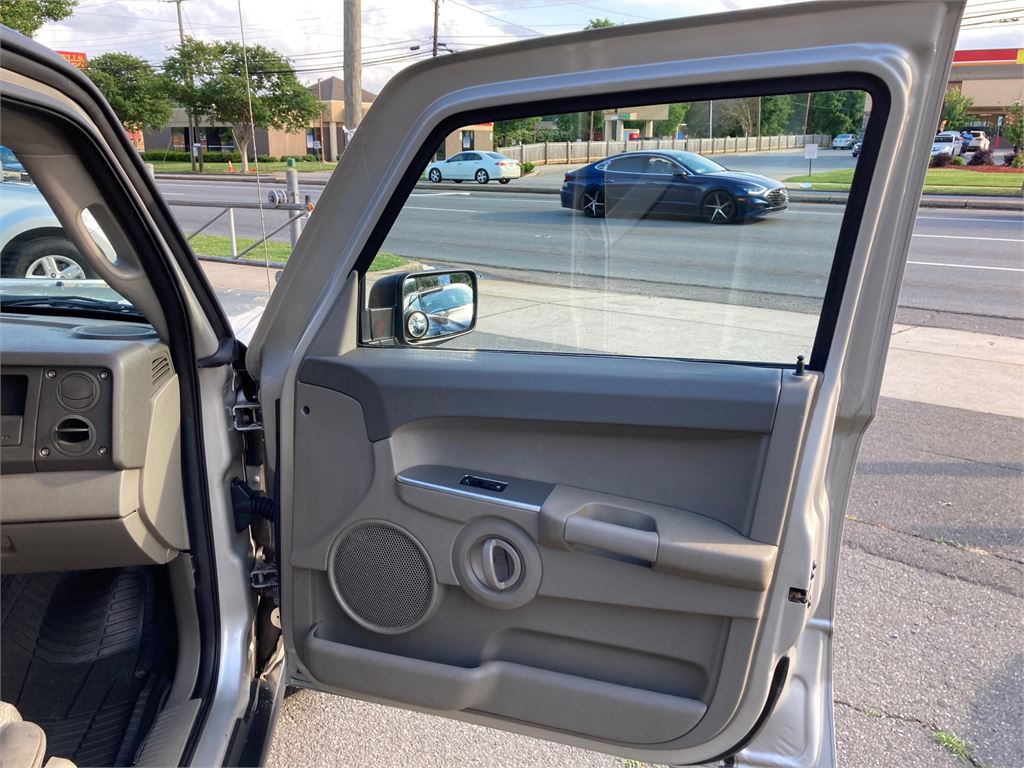 2006 Jeep Commander photo