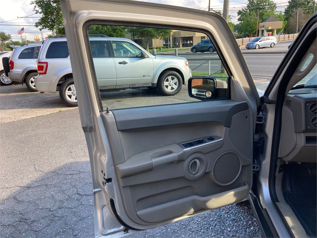 2006 Jeep Commander photo