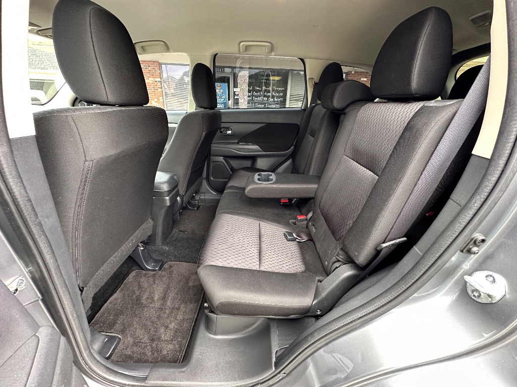 2014 Mitsubishi Outlander SE photo
