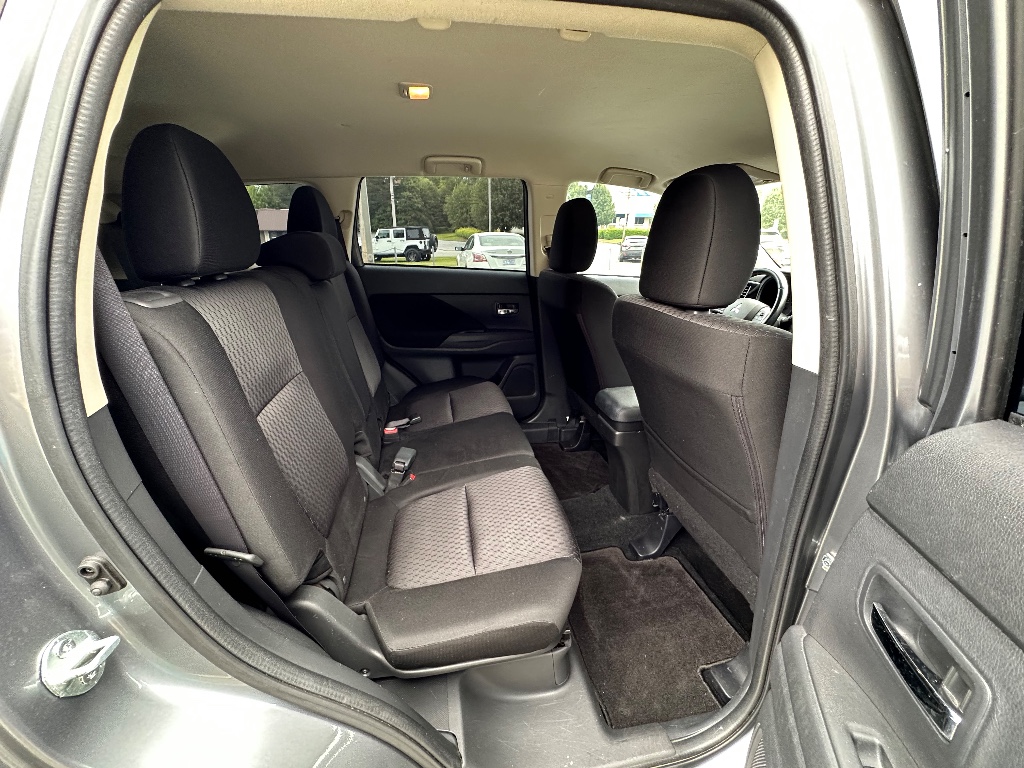 2014 Mitsubishi Outlander SE photo
