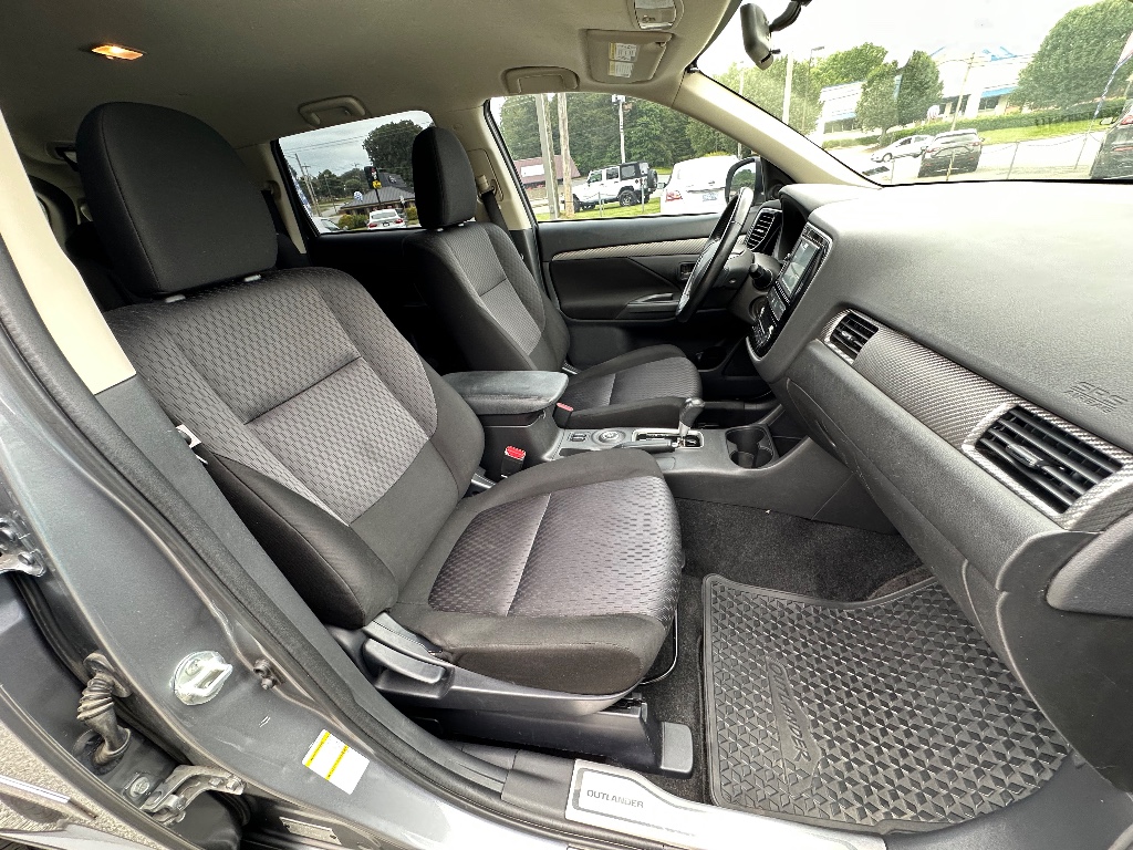 2014 Mitsubishi Outlander SE photo