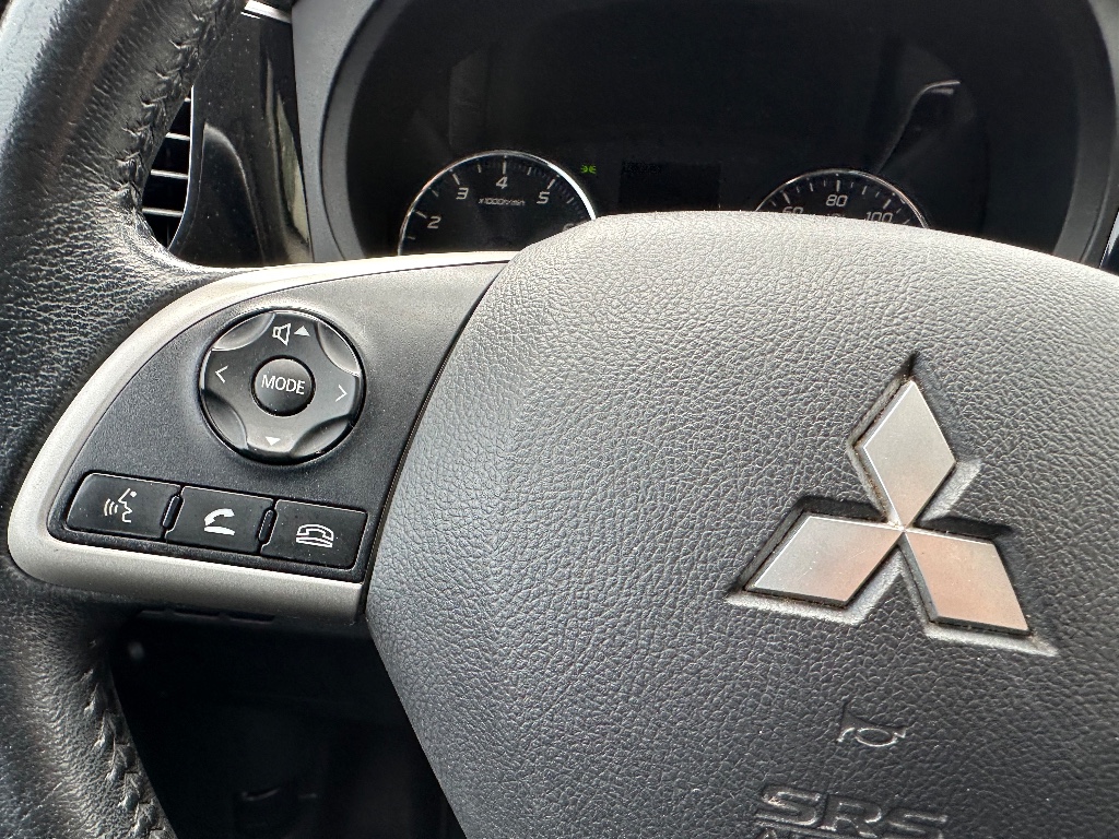 2014 Mitsubishi Outlander SE photo