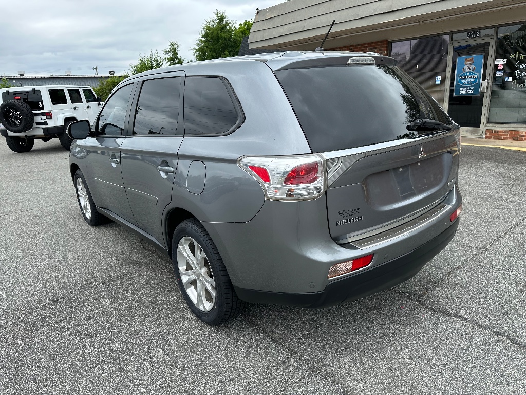 2014 Mitsubishi Outlander SE photo