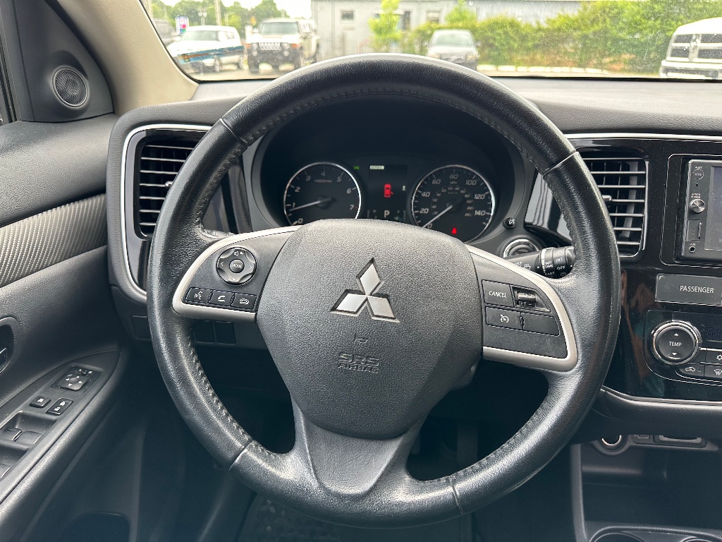2014 Mitsubishi Outlander SE photo