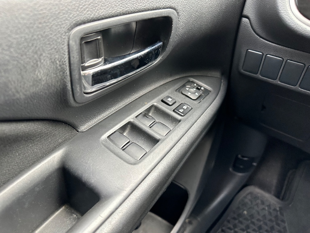 2014 Mitsubishi Outlander SE photo