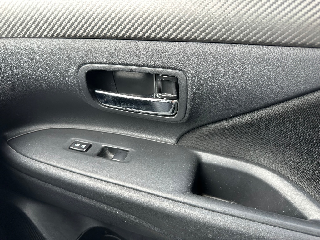 2014 Mitsubishi Outlander SE photo