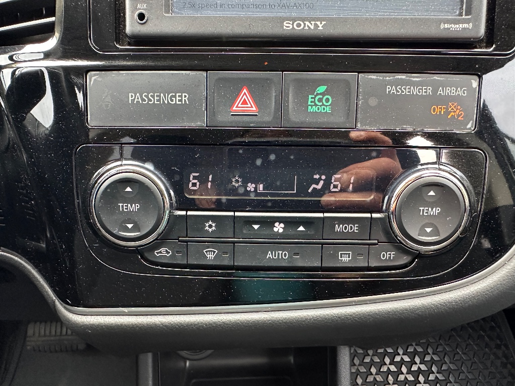 2014 Mitsubishi Outlander SE photo