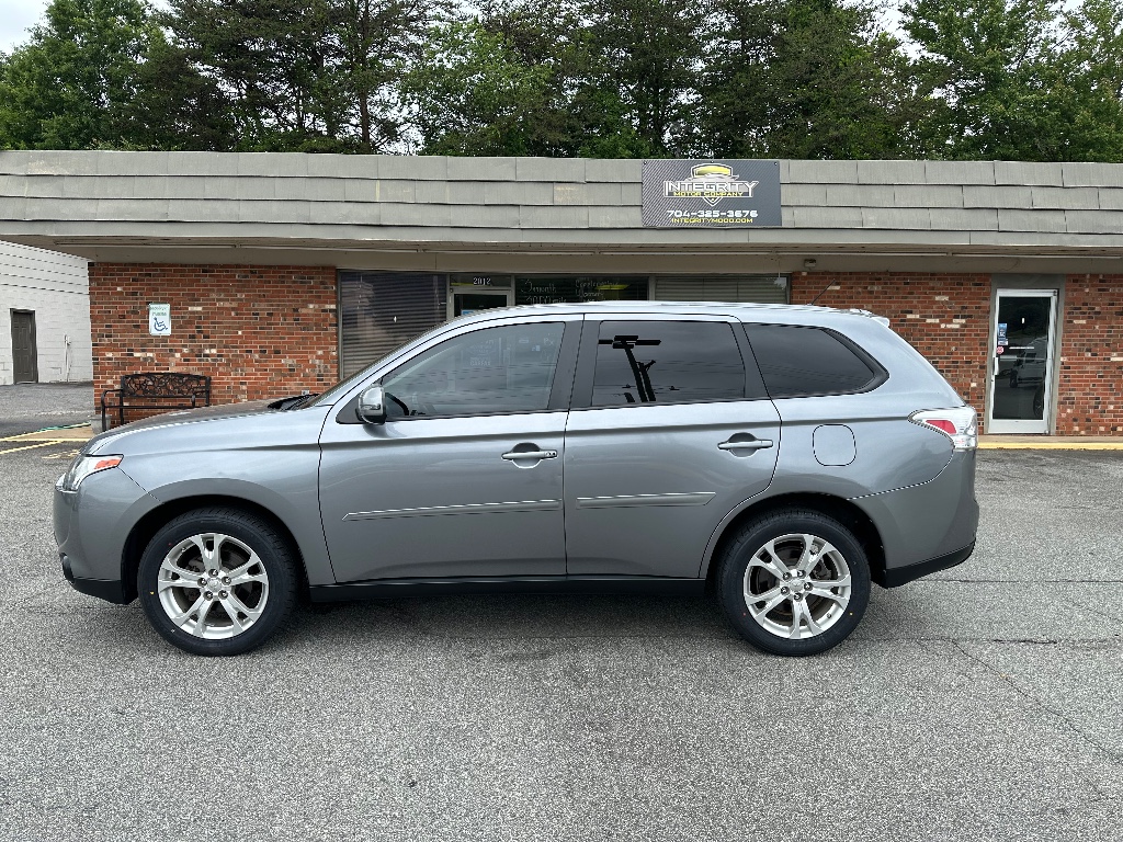 2014 Mitsubishi Outlander SE photo