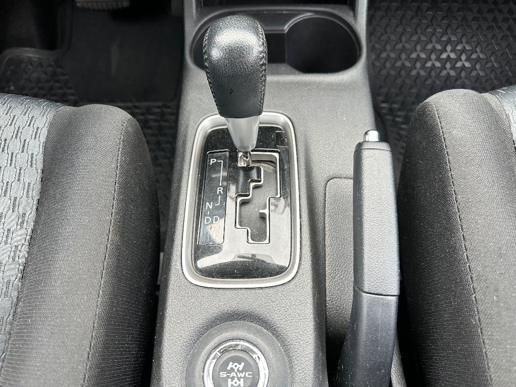 2014 Mitsubishi Outlander SE photo