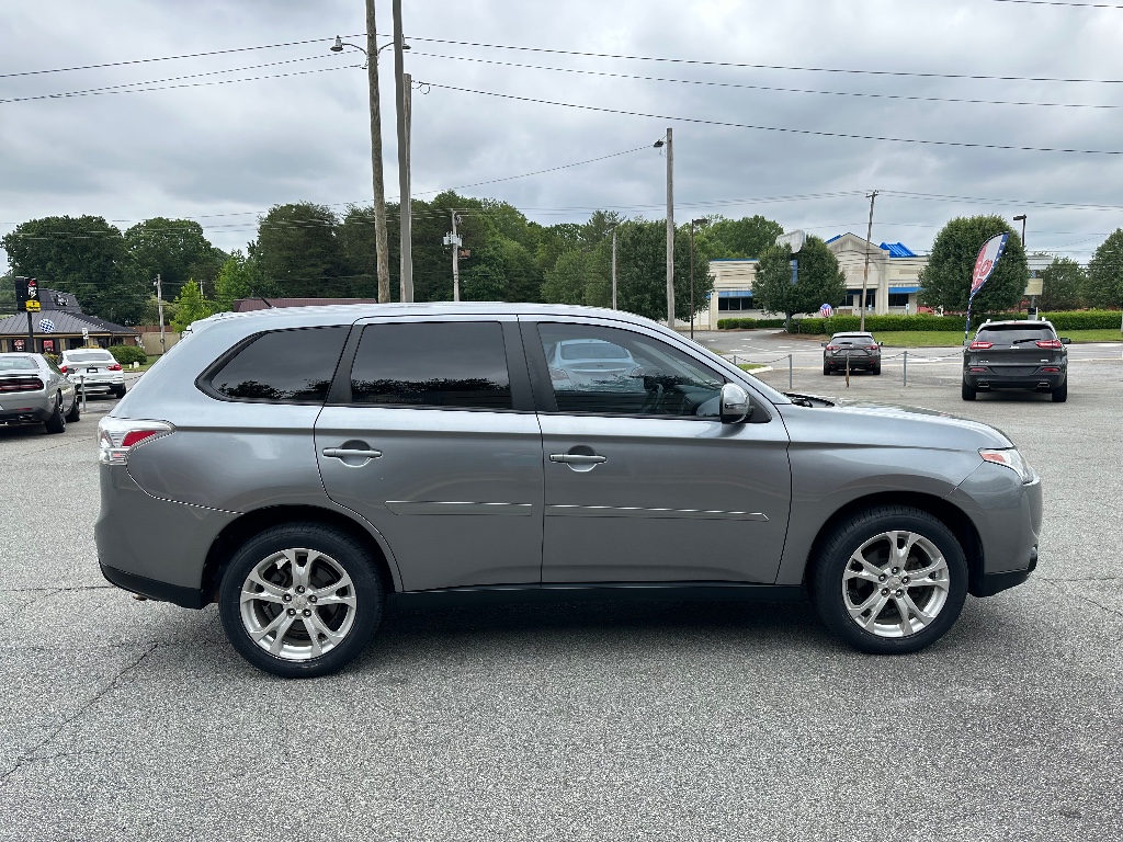 2014 Mitsubishi Outlander SE photo