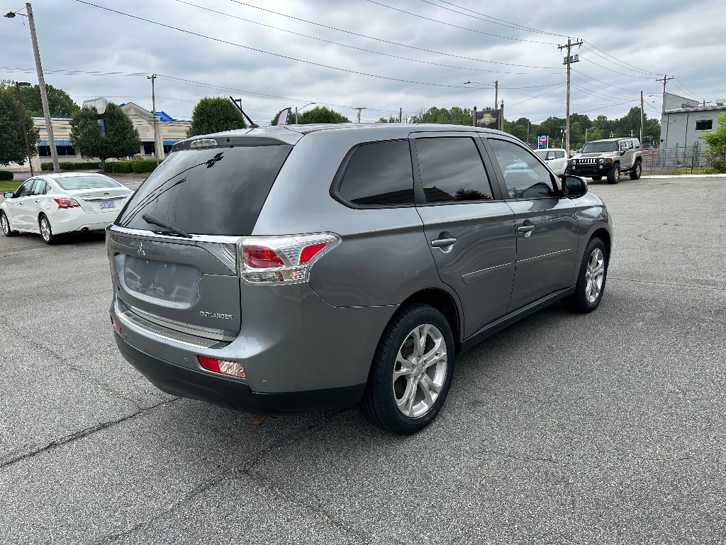 2014 Mitsubishi Outlander SE photo