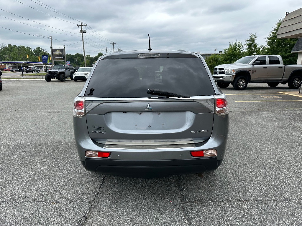 2014 Mitsubishi Outlander SE photo