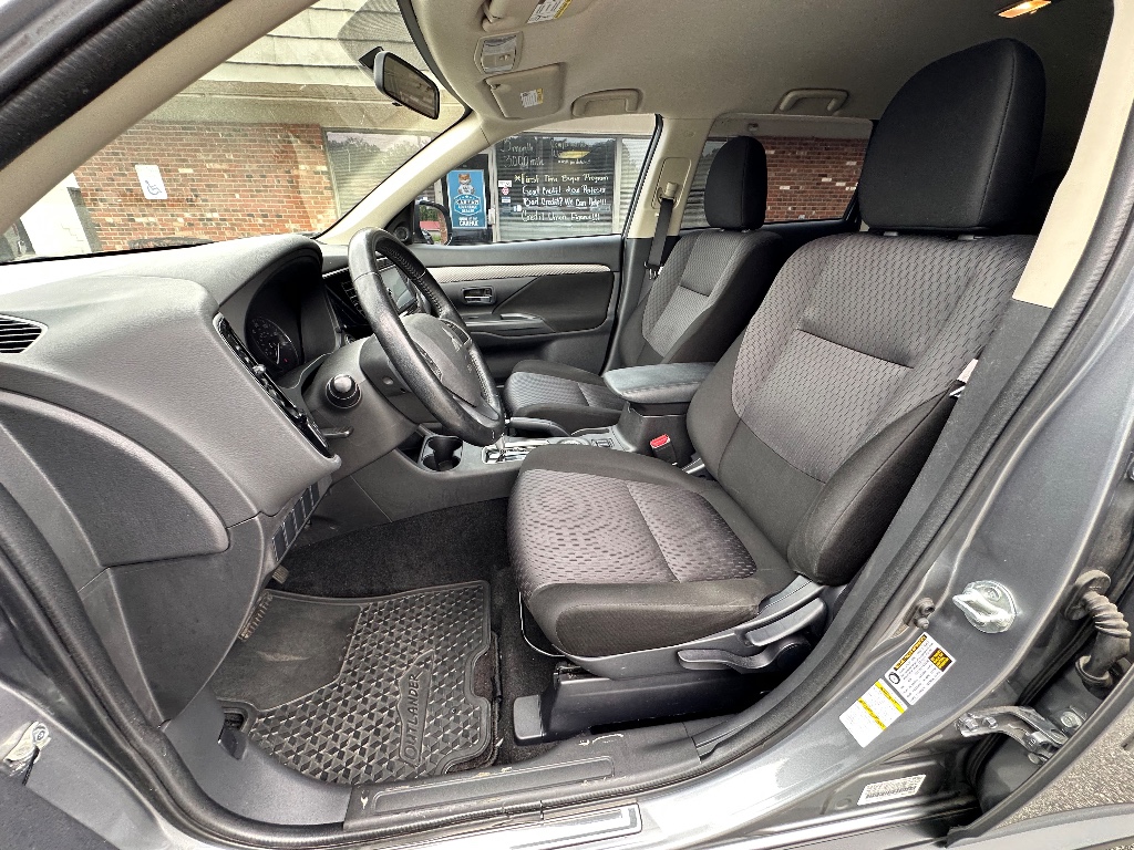 2014 Mitsubishi Outlander SE photo
