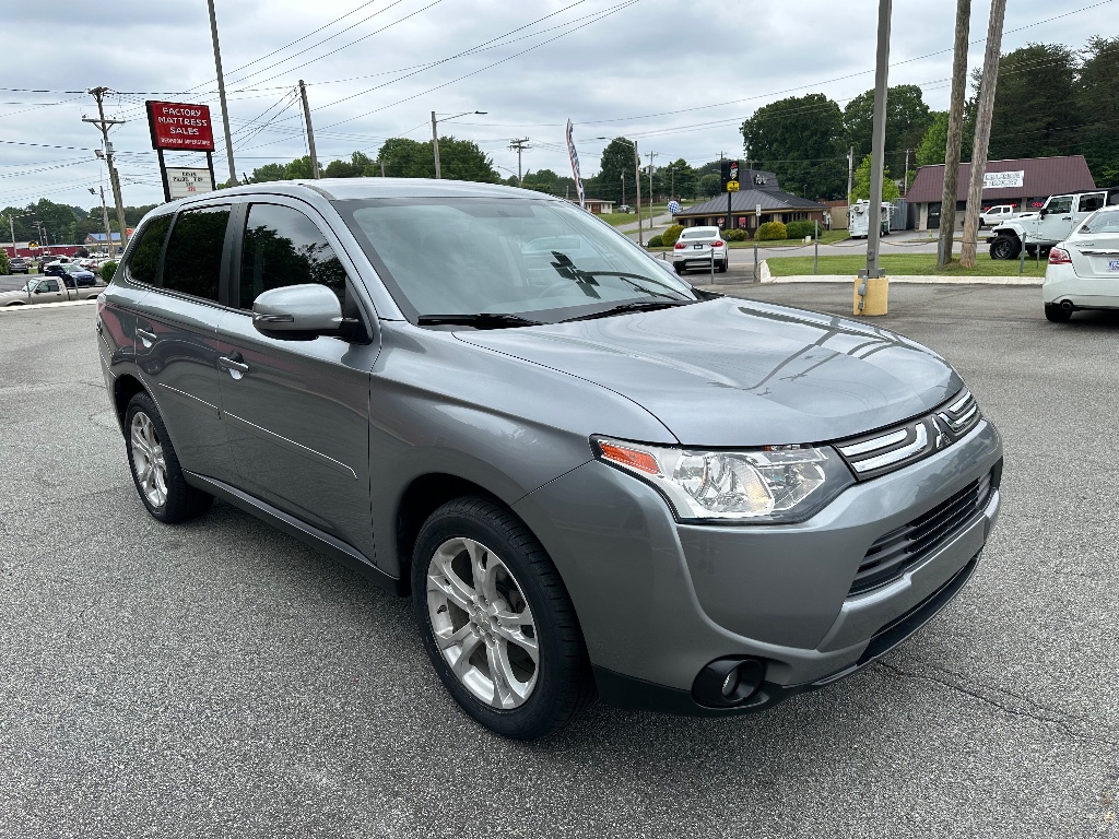 2014 Mitsubishi Outlander SE photo