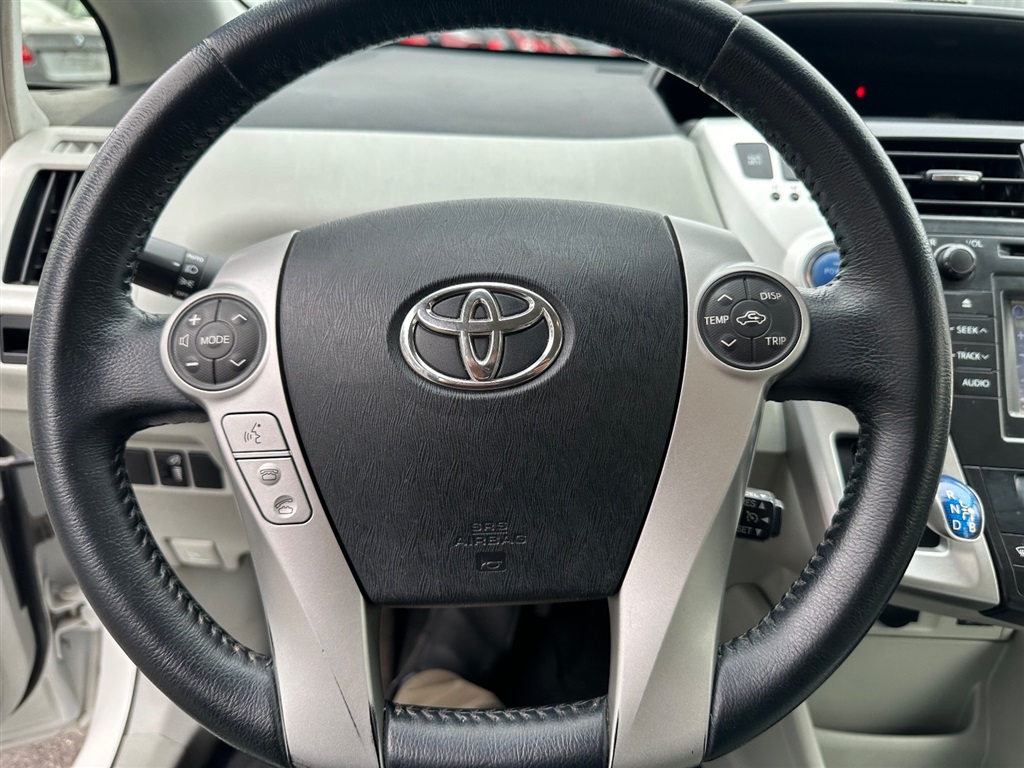 2013 Toyota Prius v Two photo
