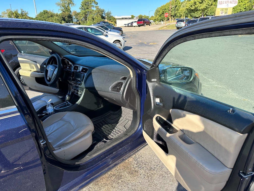 2013 Chrysler 200 Limited photo