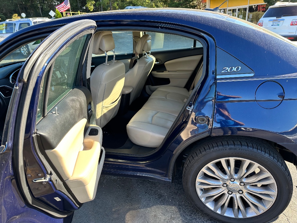 2013 Chrysler 200 Limited photo