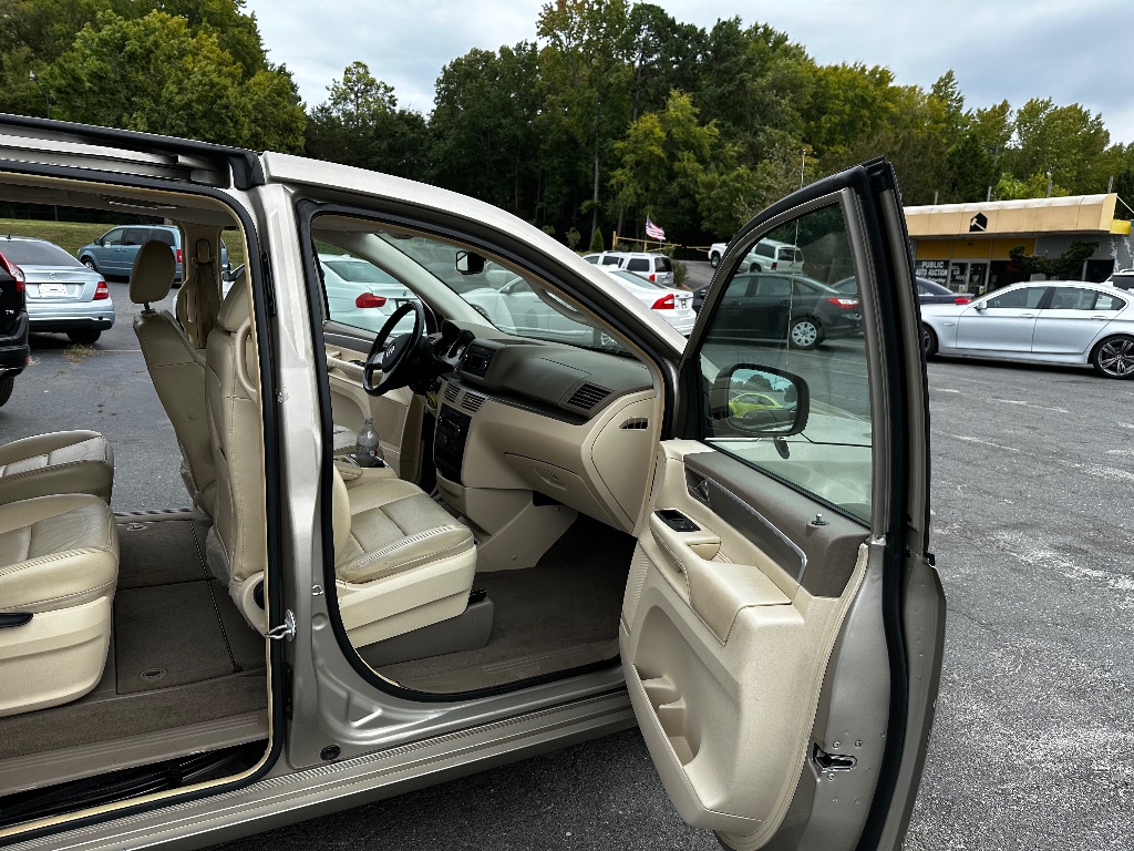 2009 Volkswagen Routan SEL photo