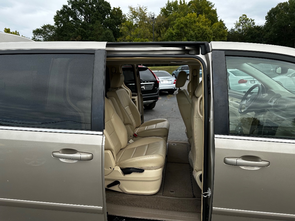 2009 Volkswagen Routan SEL photo