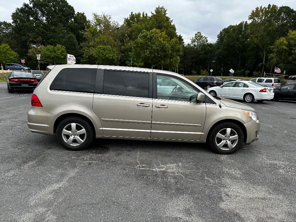 2009 Volkswagen Routan SEL photo