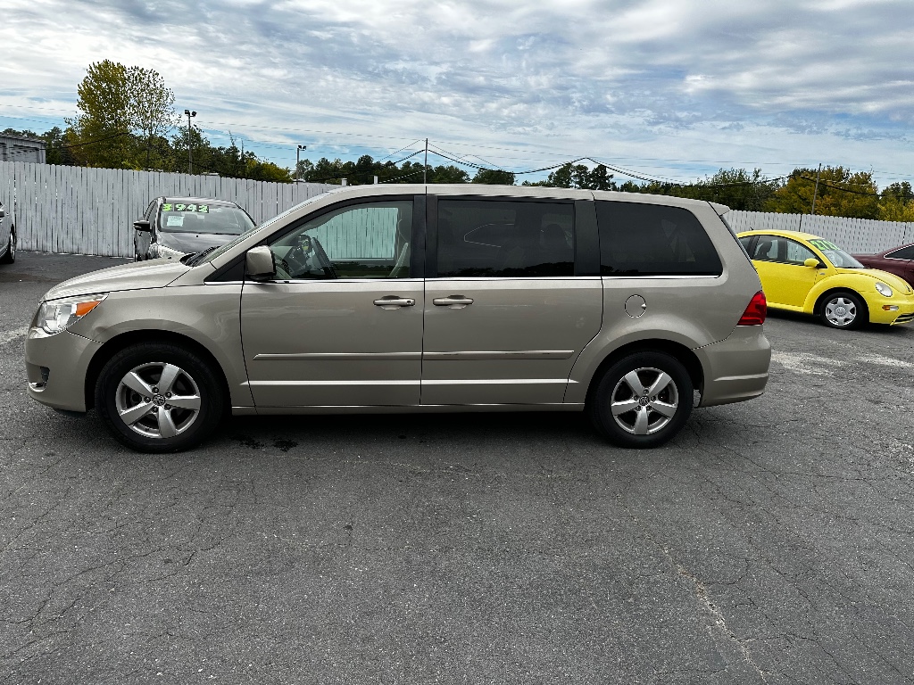 2009 Volkswagen Routan SEL photo
