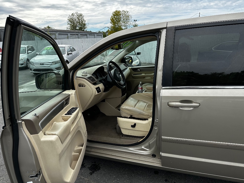 2009 Volkswagen Routan SEL photo