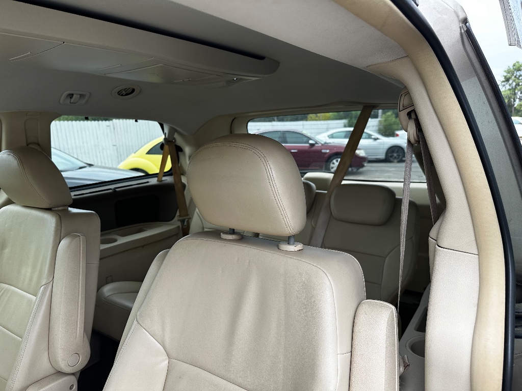 2009 Volkswagen Routan SEL photo