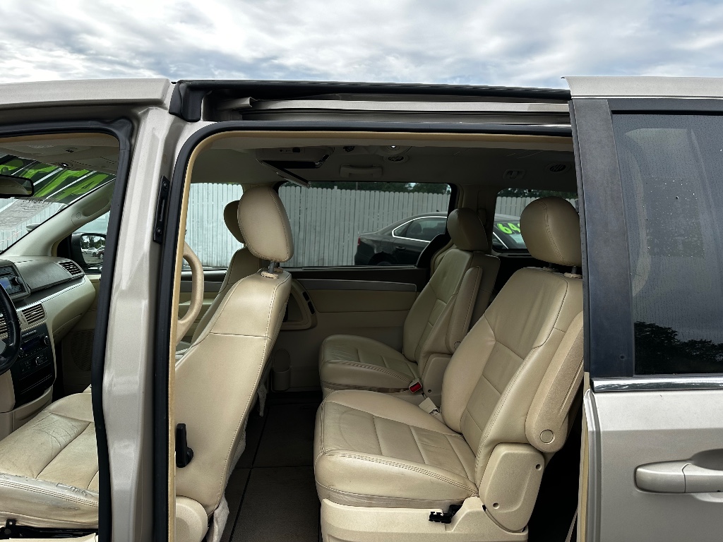 2009 Volkswagen Routan SEL photo