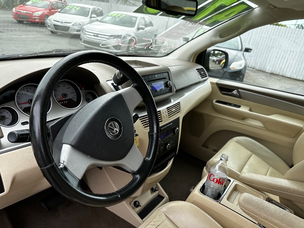 2009 Volkswagen Routan SEL photo