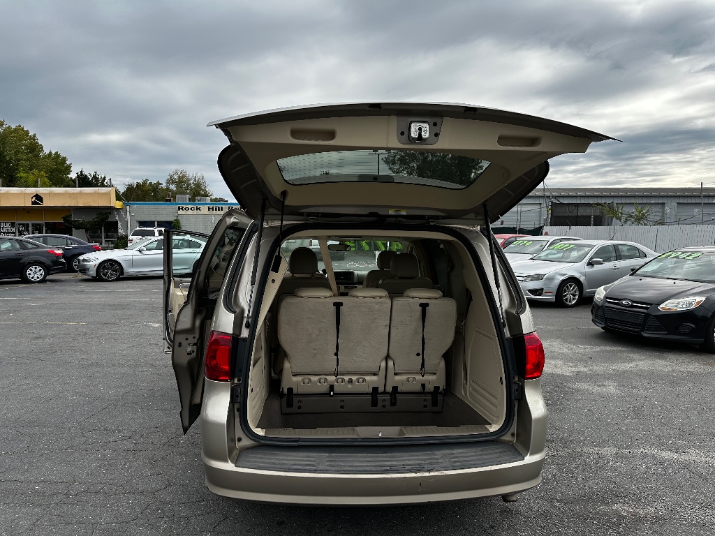 2009 Volkswagen Routan SEL photo